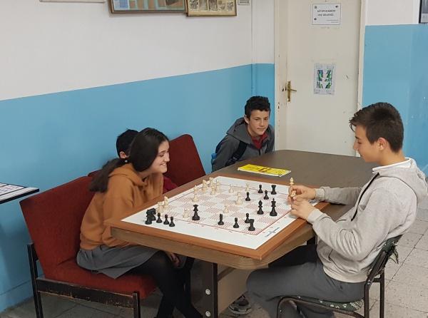 Öğrencilerimiz boş vakitlerini satranç oynayarak geçiriyorlar.