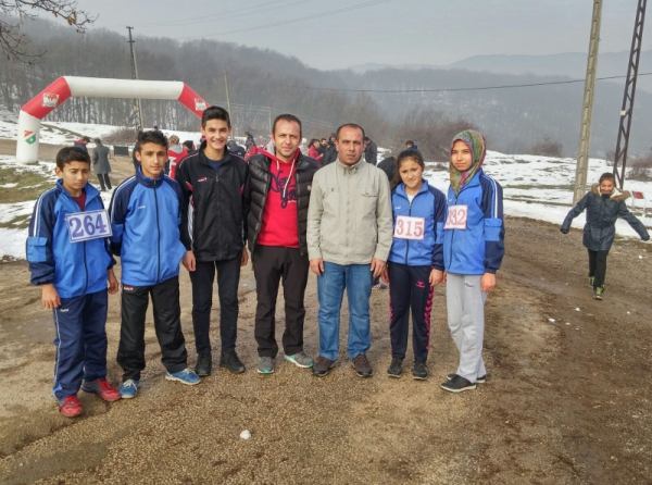 Bolu il geneli ortaokullar arasında gerçekleştirilen 3000 m kros müsabakaları sonucunda öğrencilerimizden Süleyman Emin FİDAN 46 sporcudan 3.olarak büyük başarı elde etmiştir.